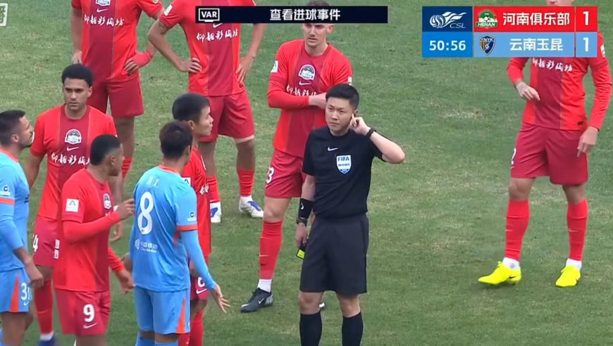 这犯规吗？裁判无视单刀被拽倒云南就地反击破门，河南集体抗议
