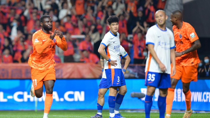 惨案！回看泰山0-4云南全过程，开场秒丢球4分钟内又丢俩崩盘