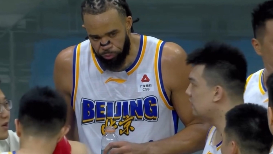 麦基扣爽了砍下19分7板，北京男篮轻取广州龙狮