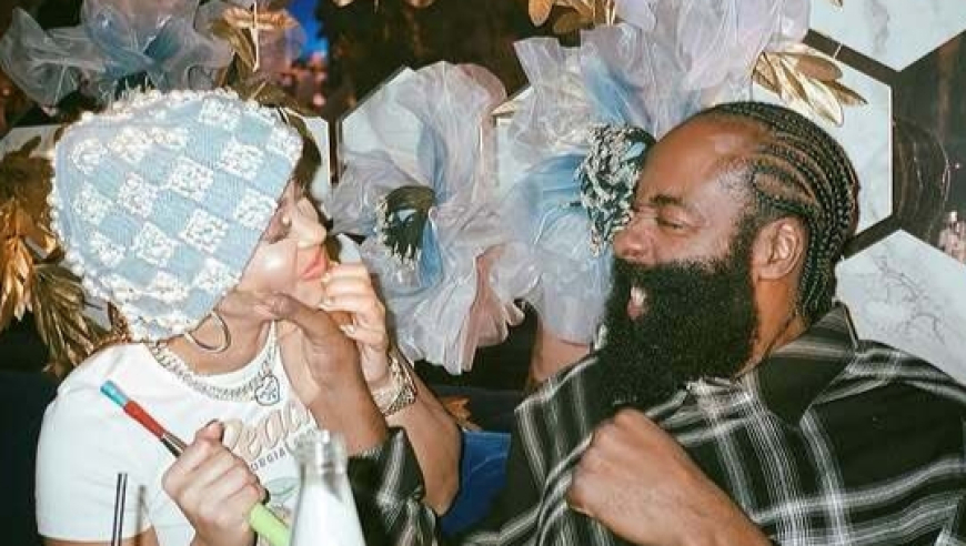 哈登请假离队真因？疑似第二个孩子出生 女友推婴儿车逛商场引热议