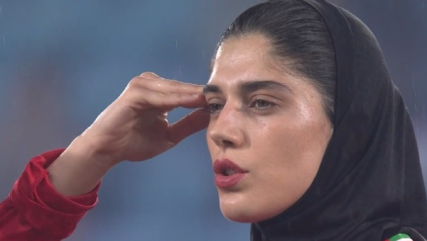 遭当局施压警告？伊朗女足将帅亚洲杯连场高唱国歌+敬礼，观众狂嘘