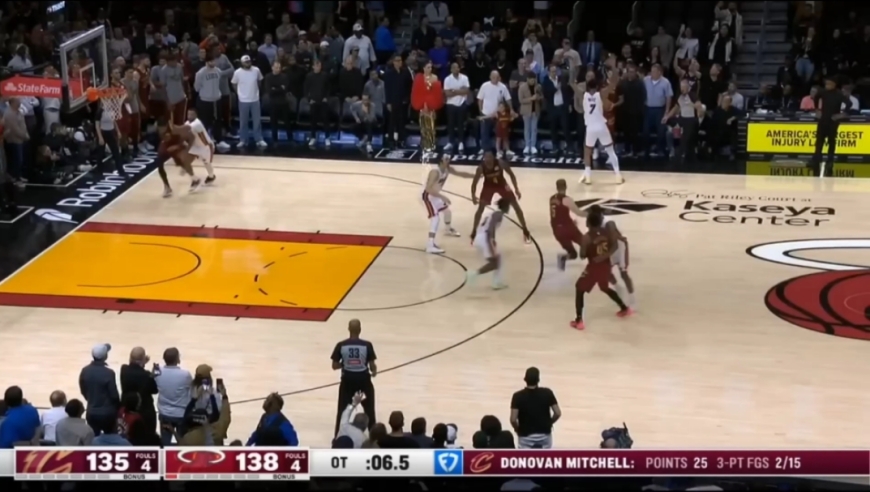 这是什么剧本！米切尔超高难度三分绝平，威金斯0.4秒空接绝杀