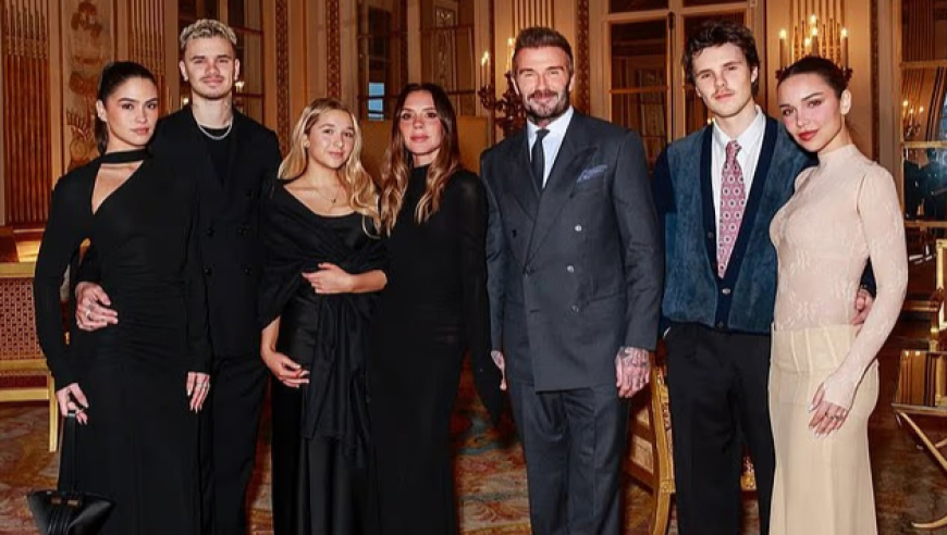 贝克汉姆家久违拍&ldquo;全家福&rdquo;，俩准儿媳华丽亮相很受宠，14岁小七落单