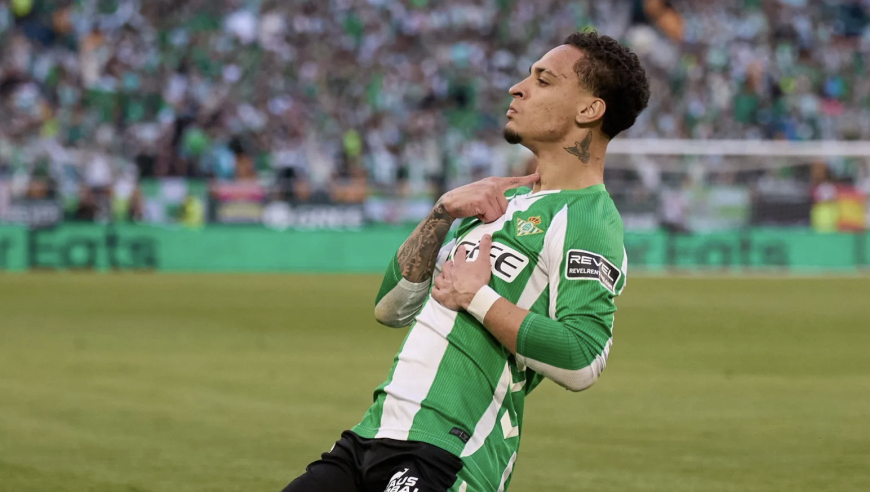 疯狂！26岁安东尼倒挂金钩看呆6万人+斩MVP 赛后却与主场球迷对骂