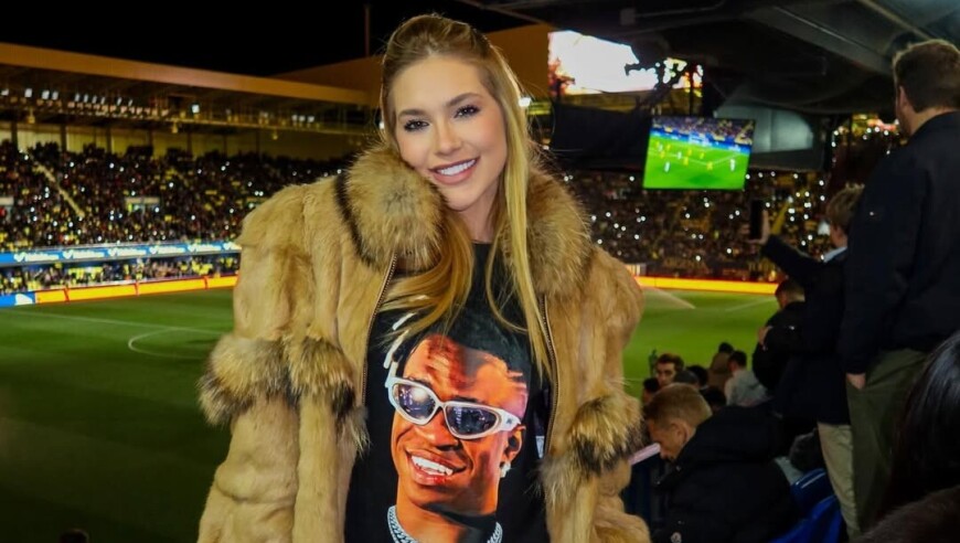 维尼修斯女友晒现场观看皇马比赛：看我家猫咪比赛并拿下胜利