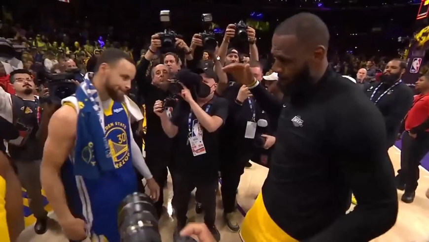 体坛记忆｜詹娜携新男友湖人主场观战，后者出歌暗讽太阳队，布克脸都绿了！