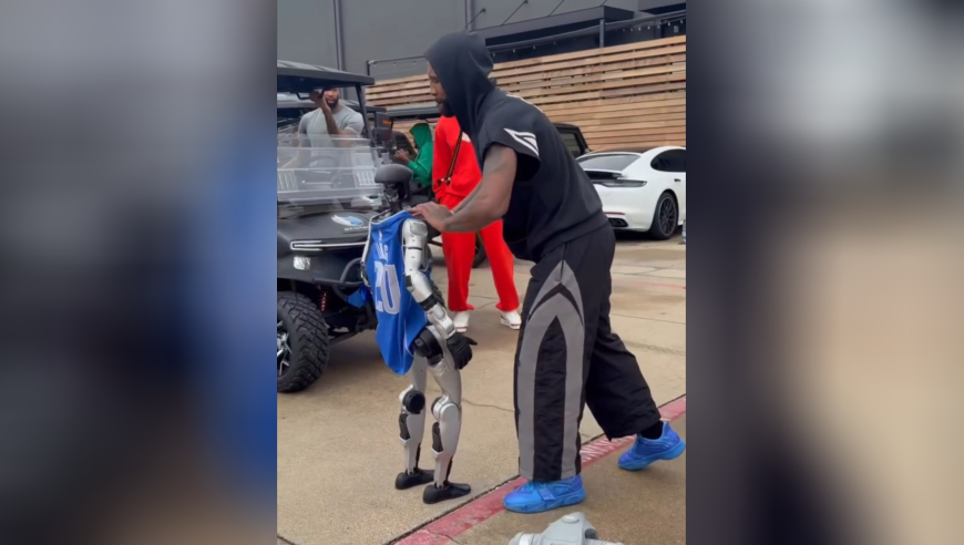 搞笑！欧文一推放倒功夫机器人 它身披20号球衣名字叫&ldquo;国王&rdquo;