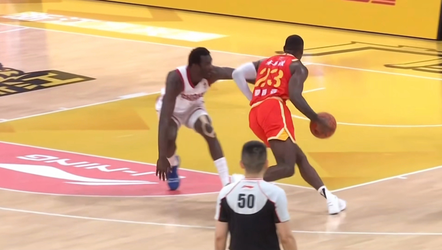 全场沸腾！桑普森鬼魅变向晃的布朗险些滑倒直接完成霸王劈扣