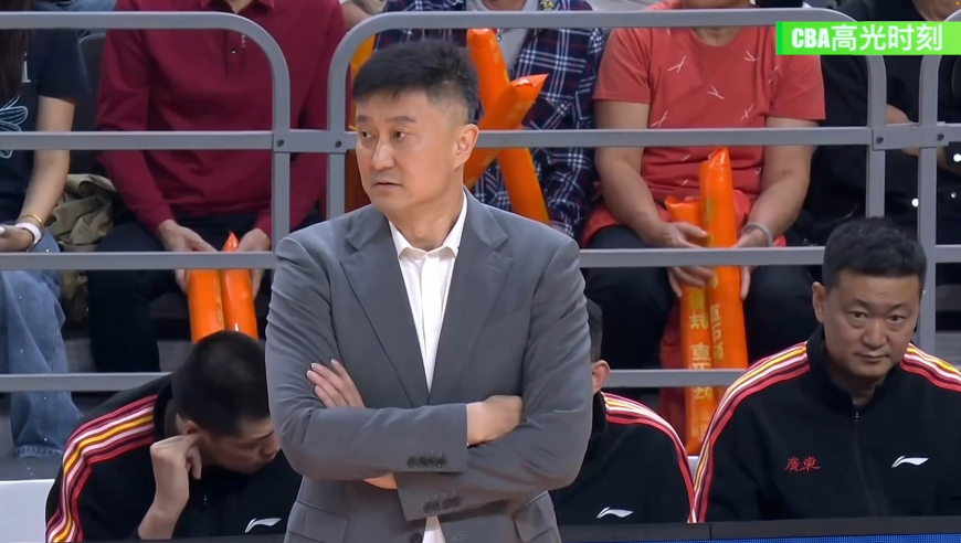 杜锋战青岛戏精大赏：怒喷裁判吃技术犯规 耍醉拳搞笑模仿对手假摔