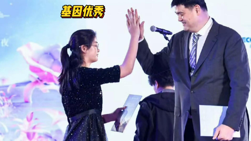 基因优秀！姚明女儿担任英文翻译，年仅15岁身高2米超母亲叶莉