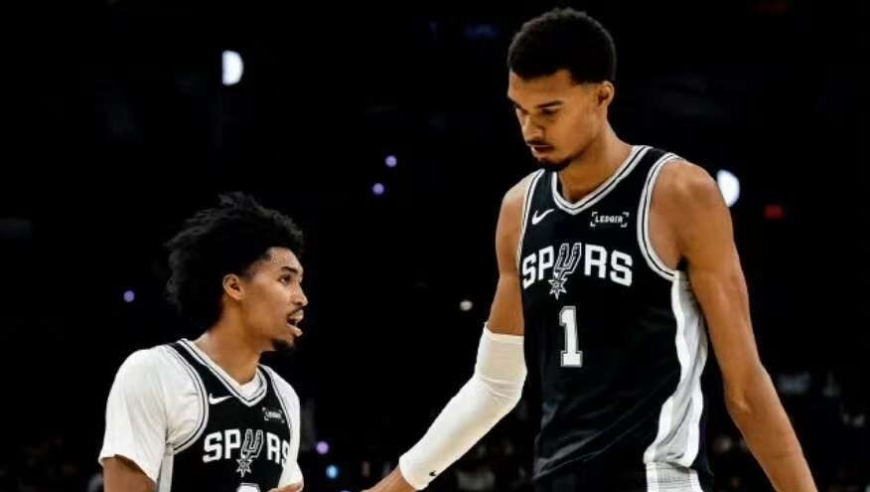 掀翻马刺，NBA爆出大冷门！布克28+13带飞全队，文班14中4失灵了