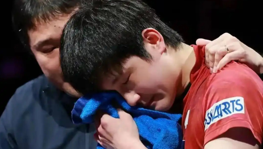 大冷门！慢镜还原张本智和1-3不敌黄镇廷输球时刻，张本快哭了