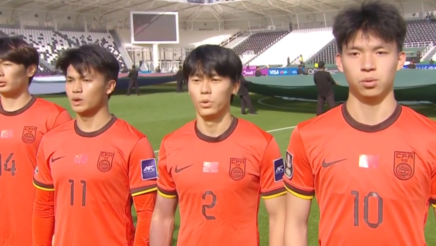 男足U23晋级创造历史，主裁判却引争议，被踩踏遭无视+连续给黄牌