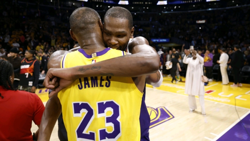 7万分史诗对决！詹杜圣诞大战再聚首 传奇暮年交锋引全球球迷感慨