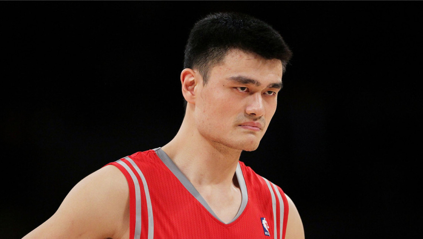 怀念他的比赛！03年菜鸟姚明对阵巅峰活塞狂砍22+20大号两双