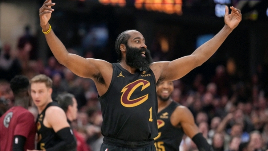 骑士vs活塞决胜时刻悬念拉满 哈登联手施罗德连取四分成制胜关键