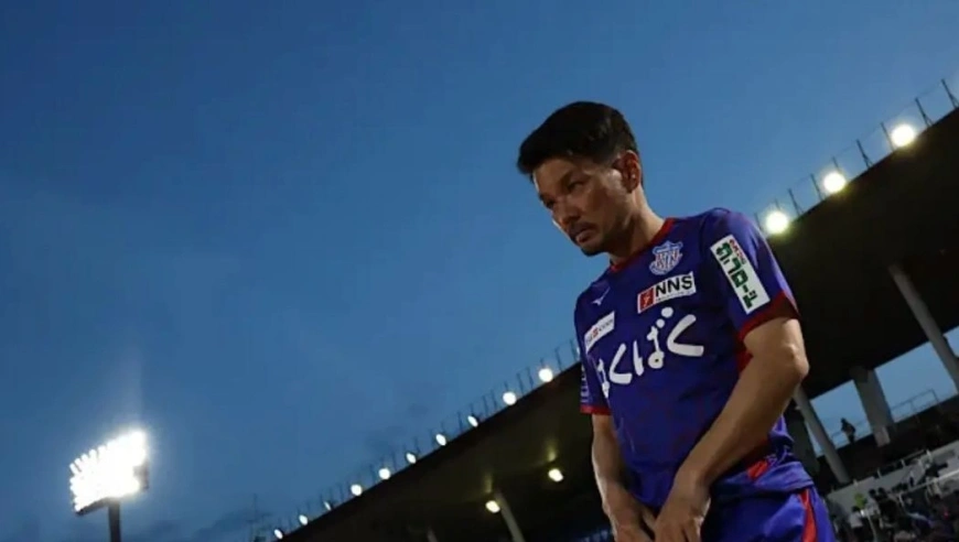 日本足坛丑事曝光！45岁队长出轨自家死忠球迷妻子：想偷看你洗澡