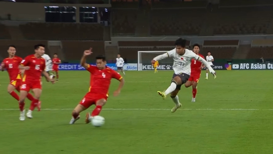 老蒯带派！蒯纪闻抢断火花带闪电杀入禁区爆射，被越南奋力解围