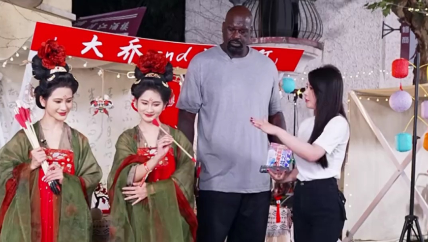 体坛记忆｜奥尼尔和某宝特色主播玩投壶游戏，充分展现了射手本色！