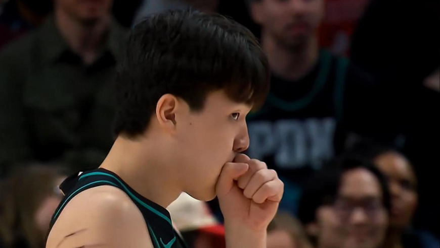 杨瀚森vs湖人出战三分钟全过程：被湖人蒂米防到走步+无出手机会