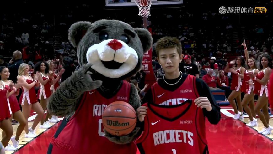 任嘉伦现身火箭主场收到火箭熊赠送球衣 现场投篮引申京小贾关注