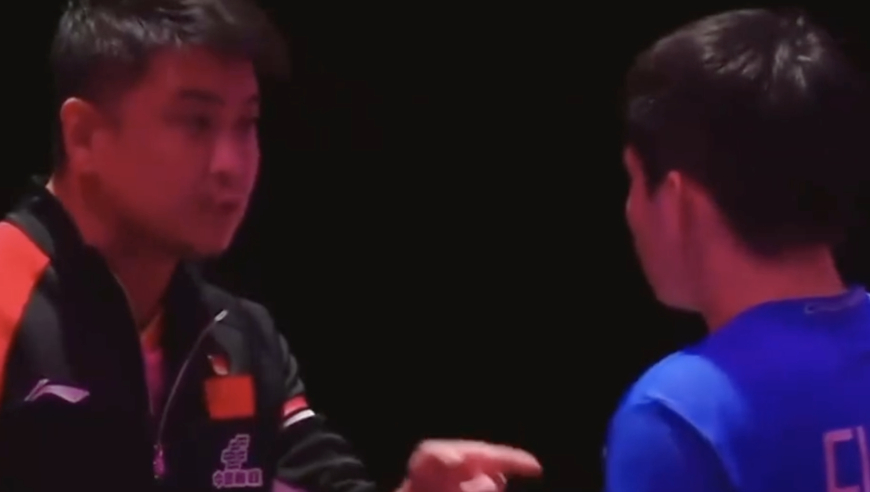 林诗栋被训懵了！王皓疯狂输出：你XX反手那么强 你啊 别慌别乱啊