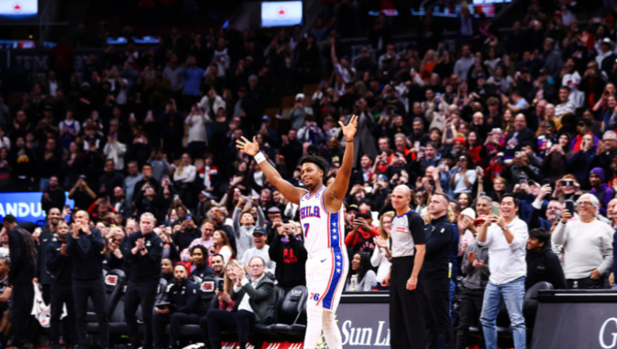 两分钟致敬九年辉煌！洛瑞重返多伦多，猛龙队史第一人泪目退场