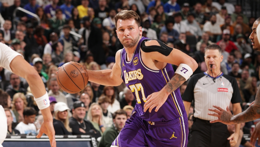 太危险了！东契奇连续两回合倒地 被字母直接撞翻头部碰地表情痛苦