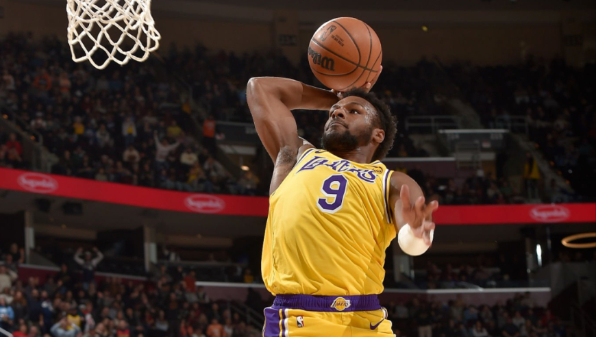 客场变主场！布朗尼快攻炸扣获骑士球迷欢呼 詹姆斯场边也笑了