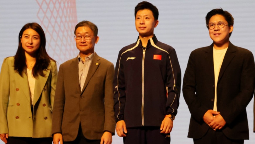 马龙访港被一路跟拍，与郭晶晶夫妇同台合影，和霍启刚互让C位