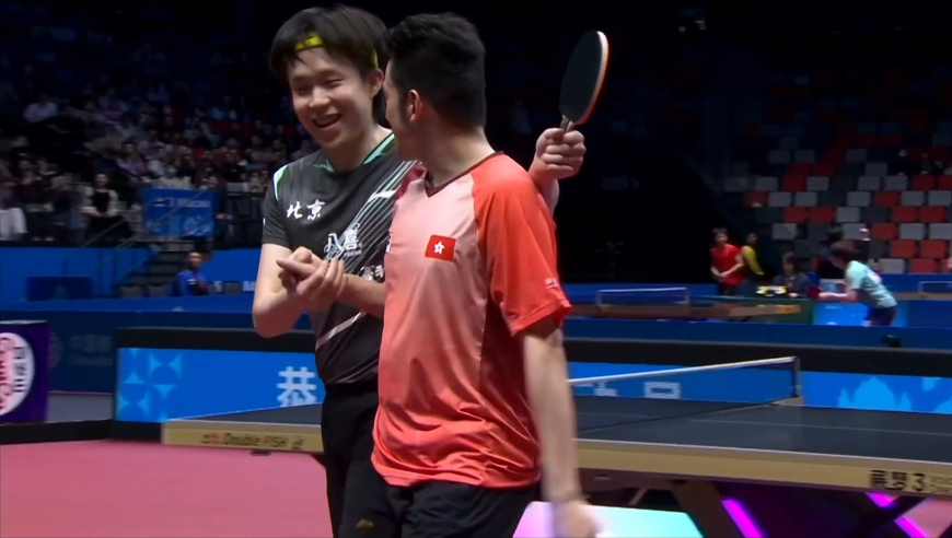 惊险晋级！王楚钦4-3淘汰黄镇廷 赢球瞬间面露笑容拥抱寒暄