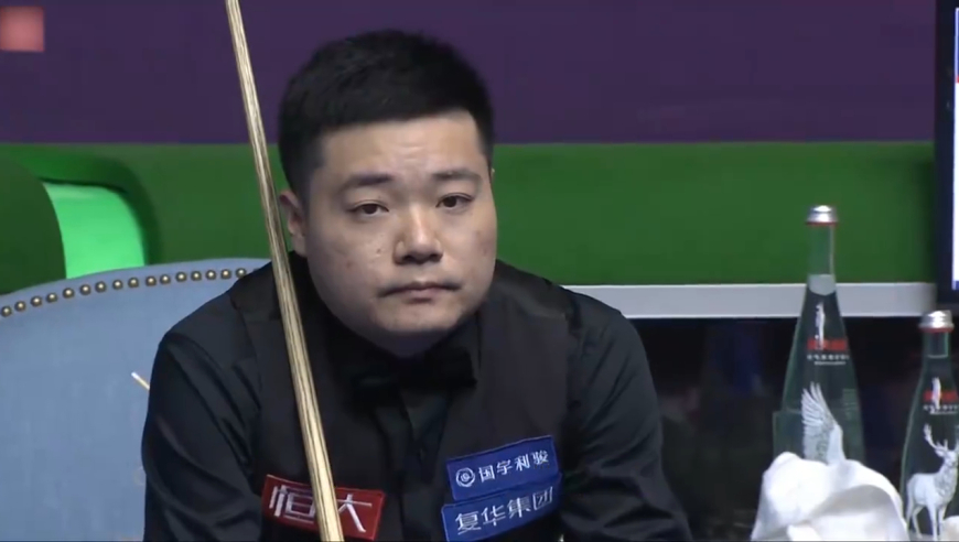 体坛记忆｜ 丁俊晖闹乌龙丢杆认输，裁判高情商应对，裁判：赶紧给我回来