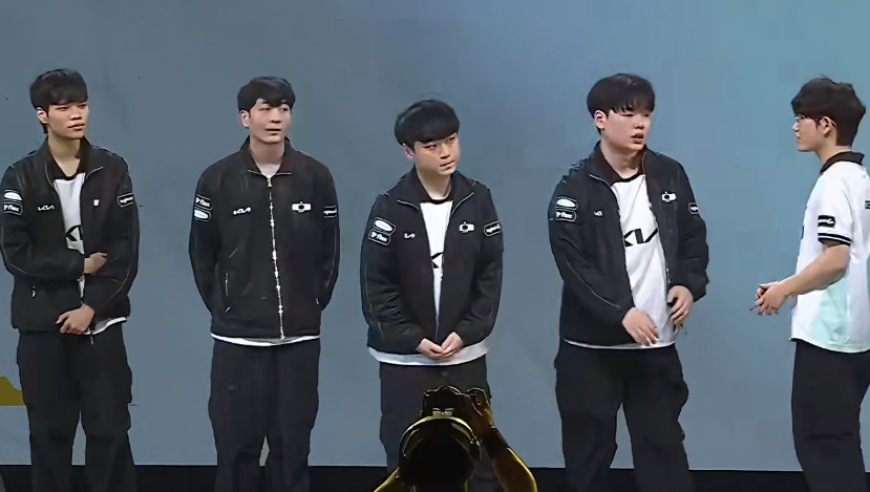 BFX零封DK闯进先锋赛，大菠萝享受Faker待遇，香港现场人山人海