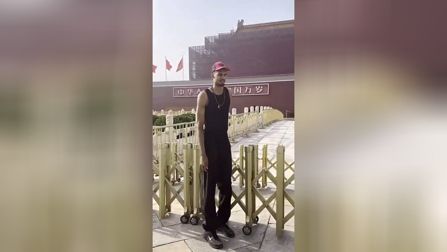 得道高僧下山了！文班亚马从郑州到达北京 观看天安门让路人震惊