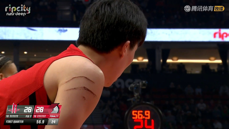 历历在目！现场镜头给杨瀚森右肩恐怖抓痕 下个回合又被亚当斯拽倒