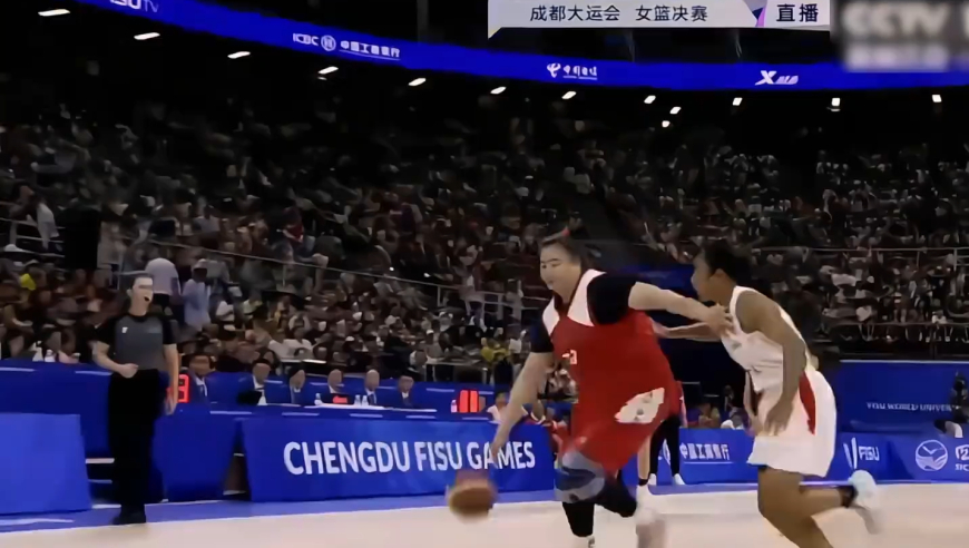 女版奥尼尔刘禹彤的统治力到底有多强？直接将日本女篮外籍球员打哭｜体坛记忆