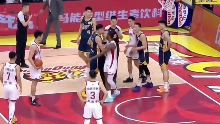 广东山西大动作合集：迪亚洛数钱手势嘲讽裁判 和王少杰冲突险动手