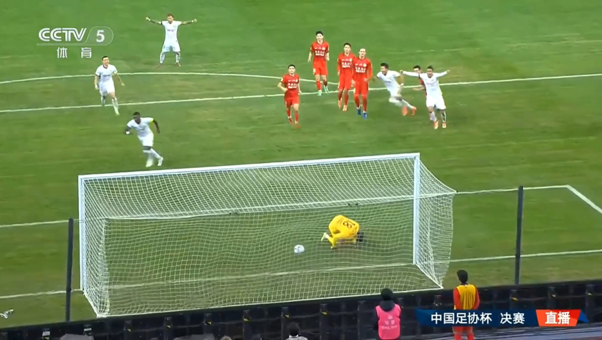 多角度回看国安造点全程！法比奥造对手手球获点 亲自执点打进