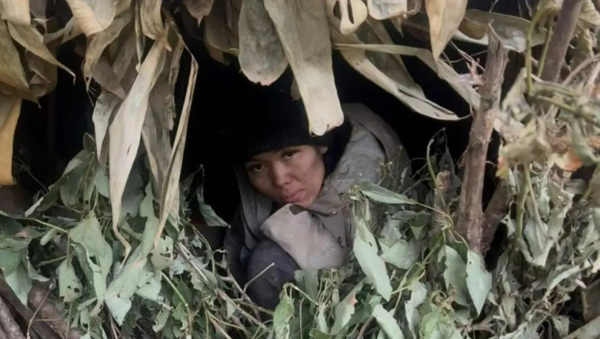 荒野求生女选手“冷美人”回应走红，其参加比赛十几天瘦成闪电，两颊凹陷、灰头土脸但假睫毛依然坚挺；冠军将获20万奖励