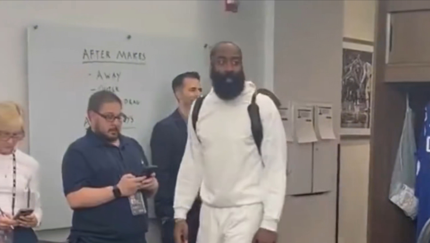 这是比赛中途得知哈登申请交易的一幕，快船球员众人皆惊，赛后小卡是这么说的