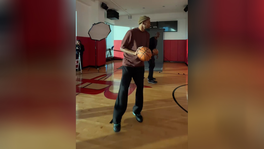 杜兰特也学梦幻脚步！向火箭名宿大梦请教 专访间隙练练球