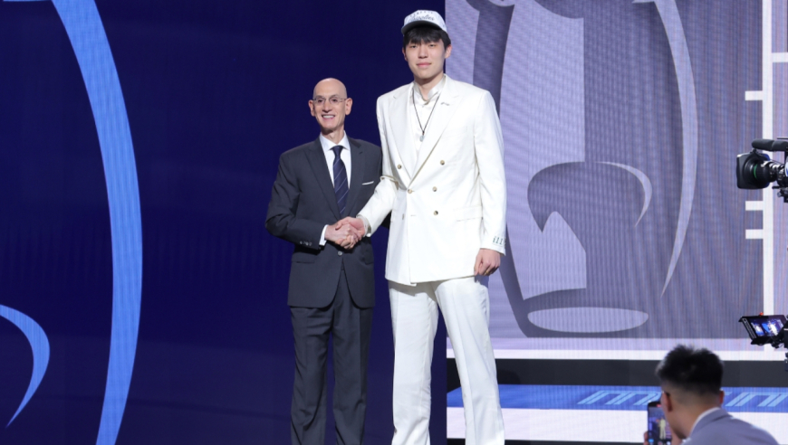 竞者 | 杨瀚森飞行27600公里，终于敲开NBA大门，成为中国灯塔