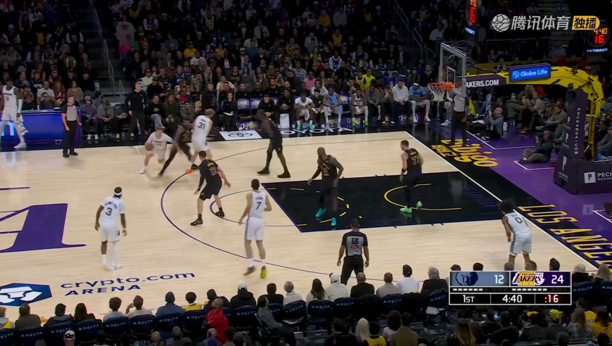 詹皇反击妙传拉拉维亚暴扣 随后接东契奇传球完成百分连线