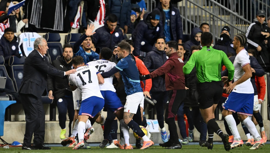 几十人乱斗！美国巴拉圭补时大规模冲突，两人抢球都不撒手引爆双方