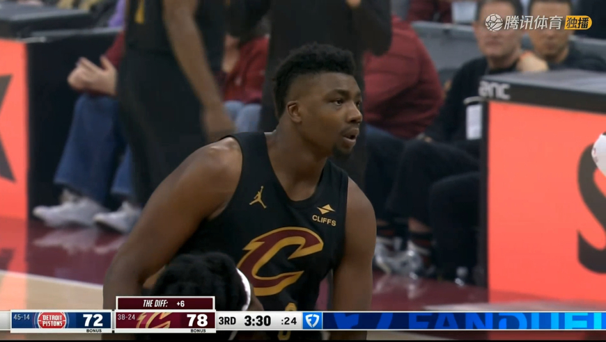 3+1打成！拖布底角接队友传球 果断三分出手还造成罚球