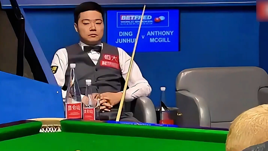 体坛记忆｜ 真逗！丁俊晖开局只一杆防守，15颗红球对手愣是碰不到，被罚32分