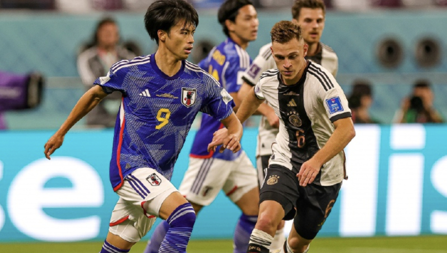 5天过去了，28岁三笘薰仍拒绝道歉，他身旁的黑人小孩也不简单