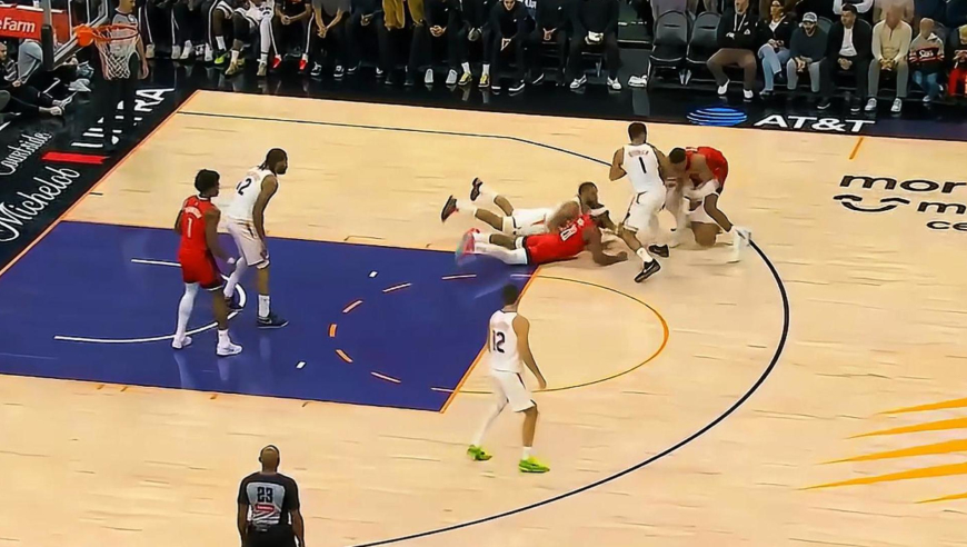 季后赛强度！火箭太阳首节就激烈对抗 申京被撞翻 奥科吉飞身扑救