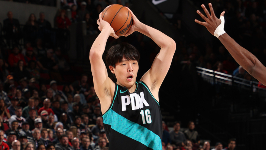 杨瀚森次节表现合集：3中2砍4分篮下双手暴扣 击地助攻主场沸腾