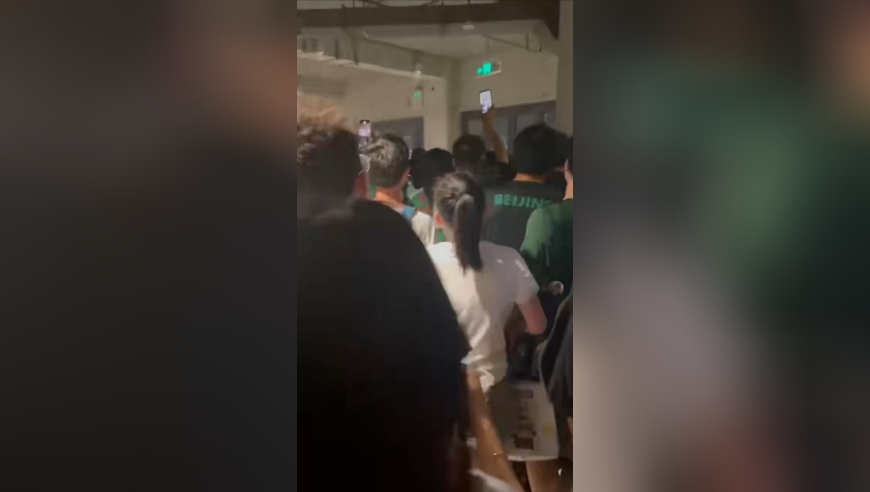 输球又输人！国安球迷竟围着10岁不到的申花小球迷？